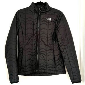 The North Face Quilted Lightweight Puffer Jacket in Black (S)